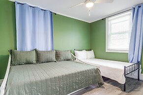 Easthampton Apartment Near Breweries & Rail Trail!