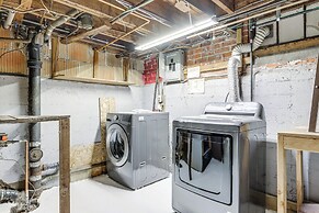 Easthampton Apartment Near Breweries & Rail Trail!