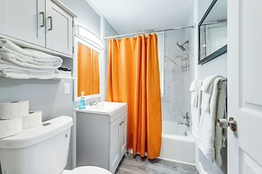 Easthampton Apartment Near Breweries & Rail Trail!