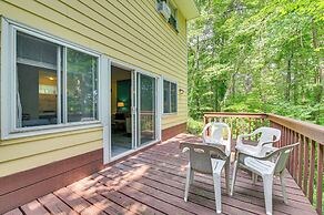 Lake George Townhome w/ Deck: 2 Mi to The Outlets!