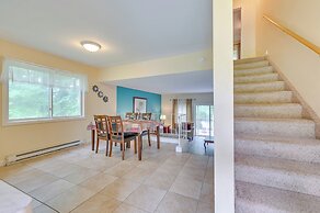Lake George Townhome w/ Deck: 2 Mi to The Outlets!
