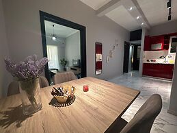 Red Roses Apartment - At083