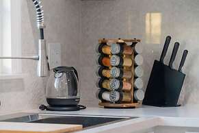 Stunning LA Luxury Retreat Ideal for Work or Play