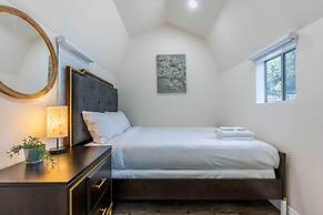 Stunning LA Luxury Retreat Ideal for Work or Play