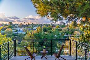 Stunning LA Luxury Retreat Ideal for Work or Play
