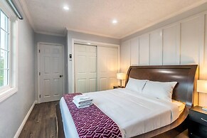 Stunning LA Luxury Retreat Ideal for Work or Play