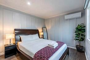 Stunning LA Luxury Retreat Ideal for Work or Play