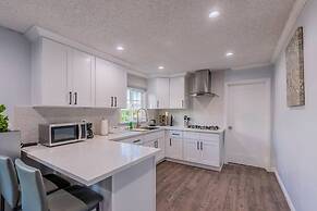 Stunning LA Luxury Retreat Ideal for Work or Play