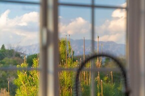 Stunning LA Luxury Retreat Ideal for Work or Play