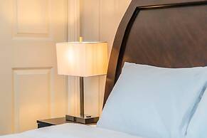 Stunning LA Luxury Retreat Ideal for Work or Play