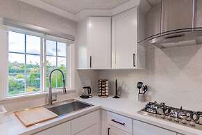 Stunning LA Luxury Retreat Ideal for Work or Play