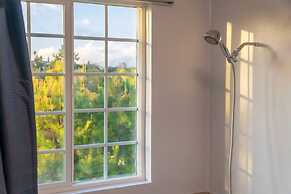 Stunning LA Luxury Retreat Ideal for Work or Play