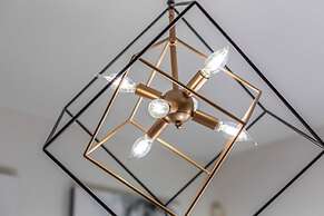 Elegant Pasadena Retreat Prime Comfort Awaits