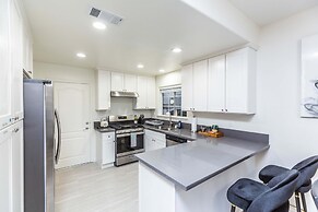 Elegant Pasadena Retreat Prime Comfort Awaits