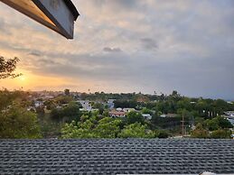 Monterey Park Retreat Spectacular Views Comfort