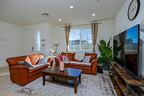 Luxurious Ontario Townhouse Ideal Family Retreat