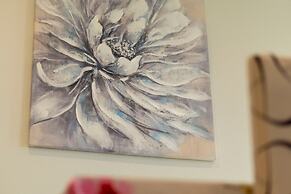 Luxurious Ontario Townhouse Ideal Family Retreat