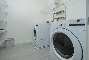 Luxurious Ontario Townhouse Ideal Family Retreat