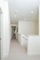 Luxurious Ontario Townhouse Ideal Family Retreat