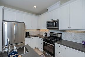 Luxurious Ontario Townhouse Ideal Family Retreat