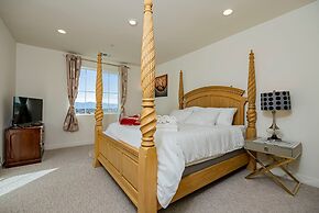 Luxurious Ontario Townhouse Ideal Family Retreat