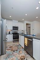 Luxurious Ontario Townhouse Ideal Family Retreat