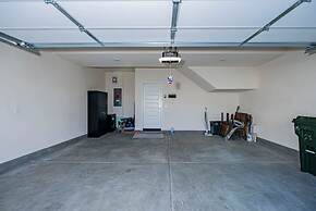 Luxurious Ontario Townhouse Ideal Family Retreat