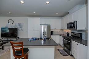 Luxurious Ontario Townhouse Ideal Family Retreat