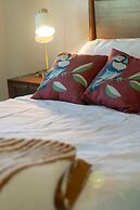 Luxurious Ontario Townhouse Ideal Family Retreat