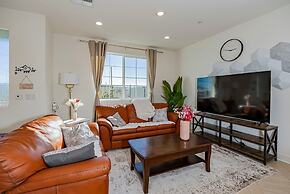 Luxurious Ontario Townhouse Ideal Family Retreat