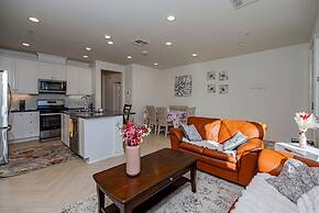 Luxurious Ontario Townhouse Ideal Family Retreat