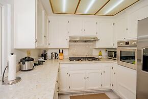 Serene Retreat With Modern Comforts in San Gabriel