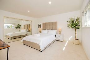 Serene Retreat With Modern Comforts in San Gabriel