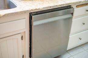 Serene Retreat With Modern Comforts in San Gabriel