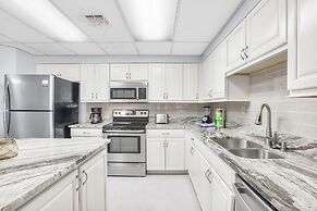 Palms 404- 4th Floor Corner Unit Beach