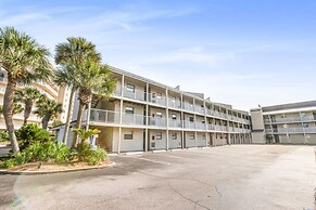 Seaside Beach 2103- Ground Level Beachside