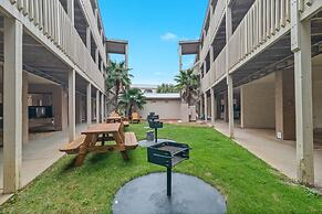 Las Palmas 114- Pool BBQ Short Walk to Beach