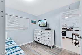 Las Palmas 114- Pool BBQ Short Walk to Beach