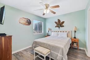 Las Palmas 114- Pool BBQ Short Walk to Beach