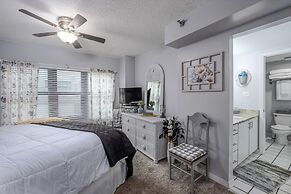 Harbour Place 102- Gulf-front Pool hot tub