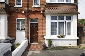 The Grove Apartment With Free on Street Parking