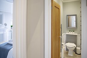 The Grove Apartment With Free on Street Parking