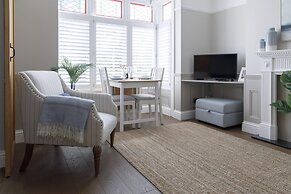 The Grove Apartment With Free on Street Parking