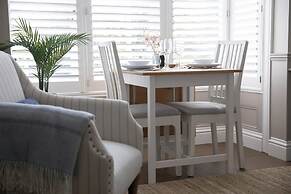 The Grove Apartment With Free on Street Parking