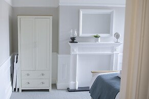 The Grove Apartment With Free on Street Parking