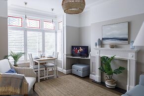 The Grove Apartment With Free on Street Parking