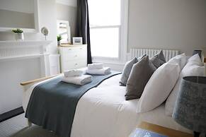 The Grove Apartment With Free on Street Parking