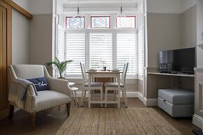 The Grove Apartment With Free on Street Parking