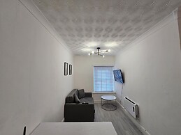 Stylish 1 Bedroom Flat Near Bridgend Town Centre