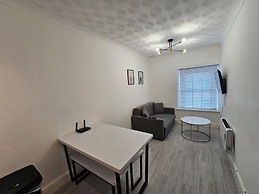 Stylish 1 Bedroom Flat Near Bridgend Town Centre